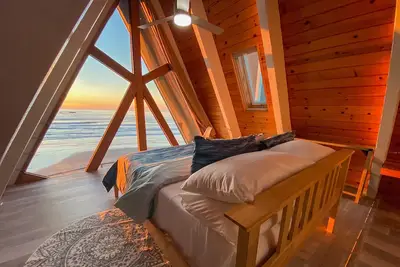 Image de Ocean Front with Spectacular Ocean Views! A Frame Sleeps 6 in Seal Rock!