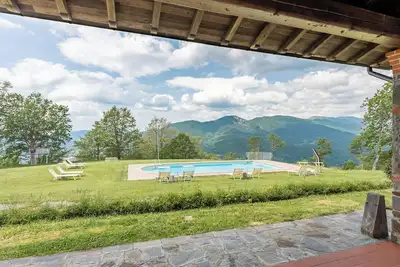 Image de Maison de vacances \"Serrino 4\" avec vue sur les montagnes, piscine et Wi-Fi