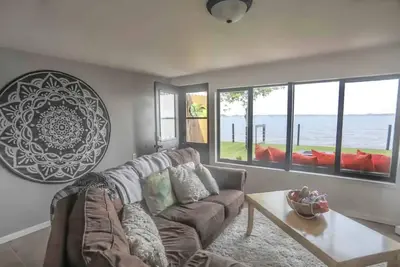 Image de Steps from the water! Quiet, peaceful location.