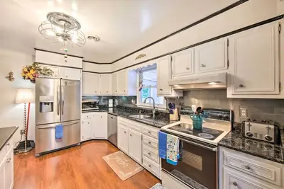 Image de Spacious Palmyra Home w\/ Fire Pit & Deck!