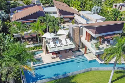 Image de Estate Taurus in Kupuri by Mita Residential. Oceanfront, Private Pool, Design