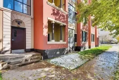 Image de Downtown! Lovely first floor, two bedroom condo.