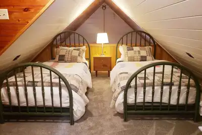 Image de Bearbrook: A Cozy Mountain Cabin, hiking and outdoor adventures await you!