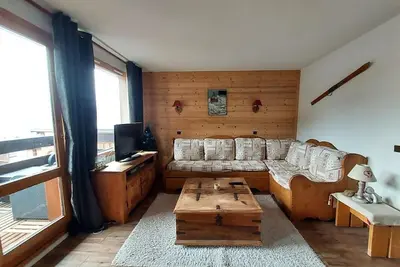 Image de À 50m des pistes de ski, 6ème étage, balcon, cheminée ou poêle à bois, télévision, casier à ski