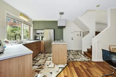 Image de Carlton Dream: Leafy 2-bed bathroom Lygon St terraced house