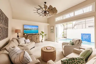 Image de Ideal Location West of 41 - Minutes to the Beaches!