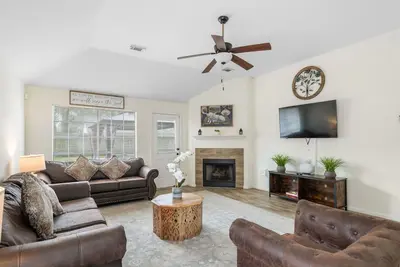 Image de Iah Place-3/2 w a patio-sleeps 8+