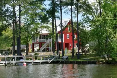 Image de Lake Marion's Big Red House. W/ Dock and Kayaks. Pet Friendly please read policy