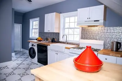 Image de ✨Lovely 2 bedroom near State House✨w/Off-St Parking