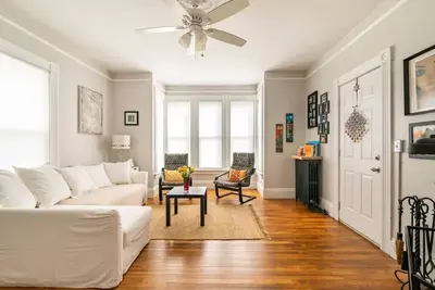 Image de 👑☀️Private Sunny Room w/King Bed near Providence TrainSt