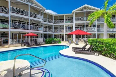 Image de West Coast, 3 Bedroom, Poolside Condo- Walking Distance to the Beach!