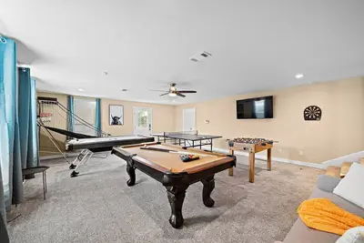 Image de Nr Dt, Med Center, Midtown | Sleeps 16 | Game Room