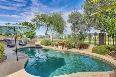 Image de Pool & Putting Green: Goodyear Home on Golf Course