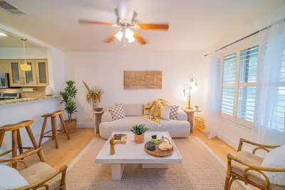 Image de East Austin Gem | Walk to Food & Fun