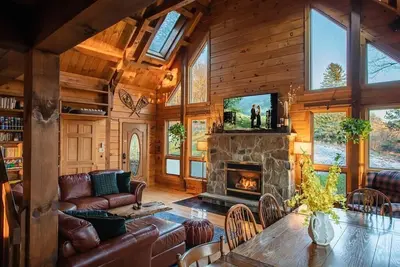 Image de Rustic Log Cabin in the Poconos: Hot Tub, Fire Pit, Pool Table, Ping Pong Table!