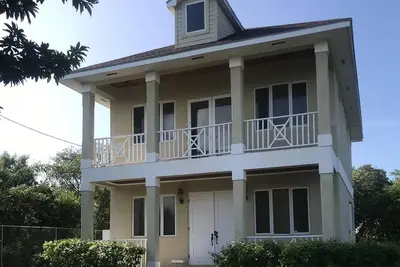 Image de 7 mins walk to beach. Very private cottage w/ electric gate access. Ground floor