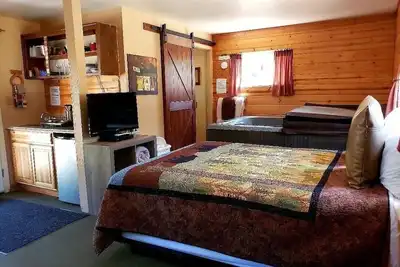 Image de Private Cabin in the Pines– Indoor Jacuzzi, Fireplace, Kitchenette, Porch Swing.