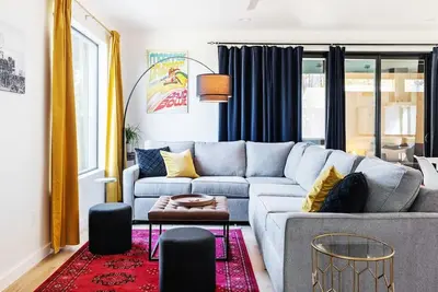 Image de Large Modern House in Hip EastATX w/ Screen Porch, Private Yrd - 7 min to dwntwn