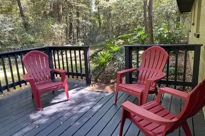 Comfortably Close and pet friendly