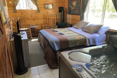 Image de New bathroom! Private porch swing, picnic table, plus indoor Jacuzzi & Fireplace.