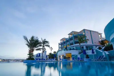 Image de Just What You Were Looking For! 2 Classy Units, Outdoor Pool, Free Parking!
