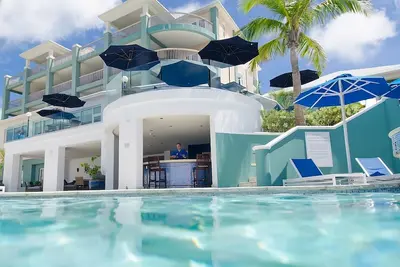 Image de 2 Spacious Units! Outdoor Pool, Free Parking Close to Queen Elizabeth Park!