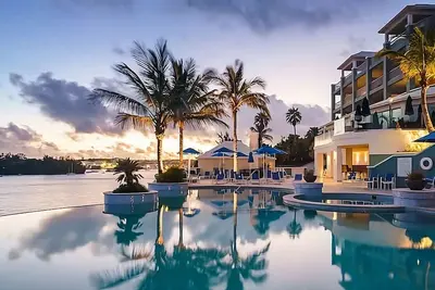 Image de Just What You Were Looking For! 3 Classy Units, Outdoor Pool, Free Parking!