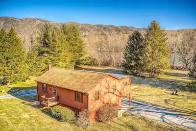 Image de River & Mtns Retreat w/ Hot Tub, Kayaks & Fire Pit