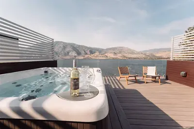 Lakefront, Boat Dock and Hot Tub!