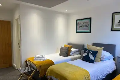 Image de 6 chambres doubles-triples avec salle de bains De grands espaces sociaux