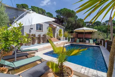 Image de Club Villamar - Découvrez la sérénité d'une villa paisible avec piscine privée, à seulement 7 km. . .