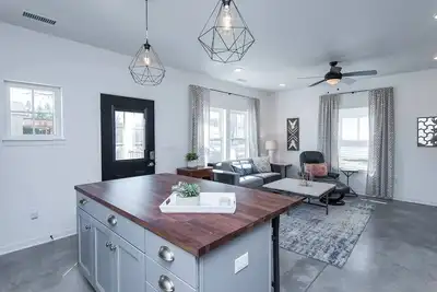 Image de Monthly Discount. Fully Furnished Condo. 2 Bed / 2 Bath. Just 7 Blocks to Mayo