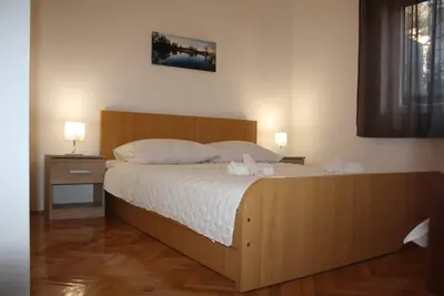 Image de Appartement de vacances pour 4 personnes  + 2 enfants env. 60 qmà Omiš, Dalmatie (Centre de la Dalmatie)