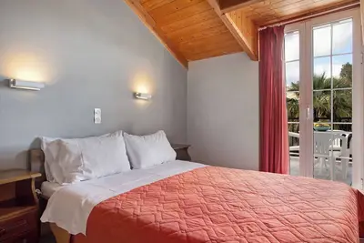 Image de Appartement \"Dolphin Apartment Sea View 12\" avec balcon privé, jardin partagé et Wi-Fi.