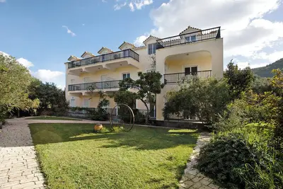 Image de Appartement \"Dolphin Apartment Sea View 9\" avec balcon privé, jardin partagé et Wi-Fi.