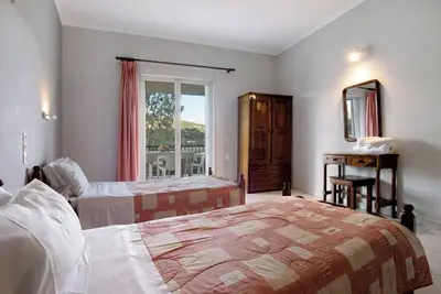 Image de Appartement \"Dolphin Apartment 8\" avec balcon privé, jardin partagé & Wi-Fi