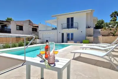 Image de \"Villa Taliala\" avec vue sur la mer, terrasse privée et piscine privée.