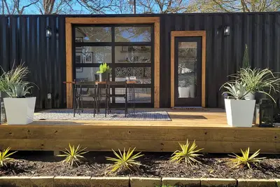 Image de Contain your life in a luxury Shipping Container