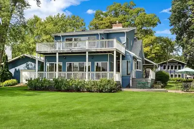 Image de Spacious Waterfront Home on Lake Delavan |Pier |Fire Pit |Deck |Retreat for Family, Friends or Work