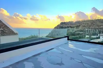 Image de 6 Bedroom House with Ocean views and 5 minutes from local beach.