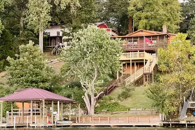 Image de Stunning Lakefront 3 Bedroom with Dock and Deep Water!