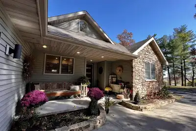 Image de DeMotte Area Upscale, Secluded Home on 3. 5 Acres w Firepit, Gym & Game Room