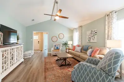 Image de King Bed & Recliner! Sleeps 8, Close to Moody Afb/Freedom Park & Pet Friendly!