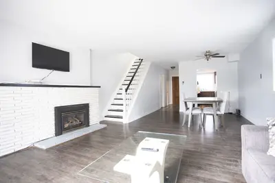 Image de Spacious Family Sized Townhouse with Fireplace, Patio, Parking