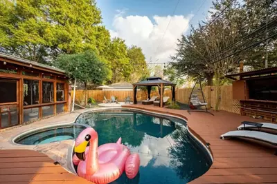 Image de Bamboo Lagoon + Poolside Firelight + Jacuzzi & Bbq