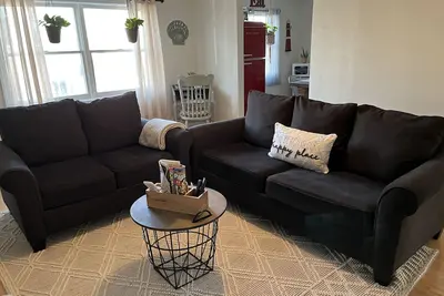 Image de Cozy & pretty beach-block, 2-Br condo: short walk to ocean, restaurants & shops!