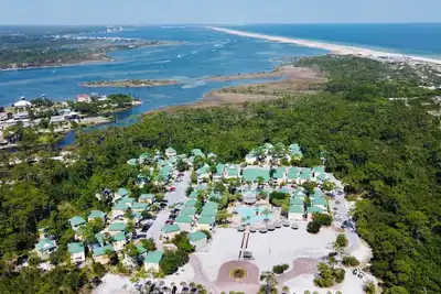 Image de Cozy 3 Bedroom Cottage Located at Purple Parrott Village