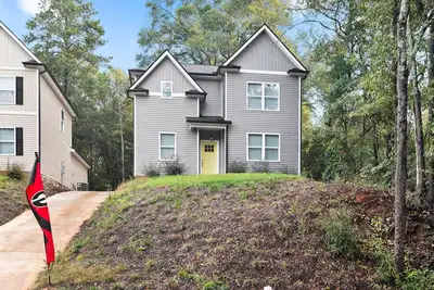Image de New! 4 Br 3. 5 Ba Sleeps 8 5 mins from Uga