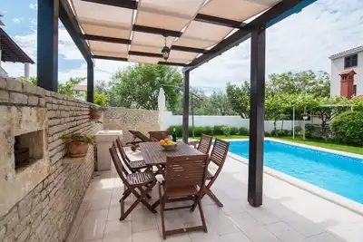 Image de Cozy apartment with pool & garden!