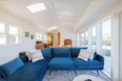 Image de Traditional Home with modern furnishes in the coveted Point Dume neighborhood